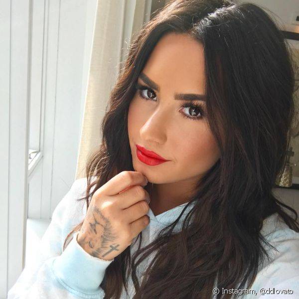 O boc?o vermelho no look 'boca tudo' ? uma das apostas de Demi Lovato para dramatizar os looks do dia e da noite (Foto: Instagram @ddlovato)